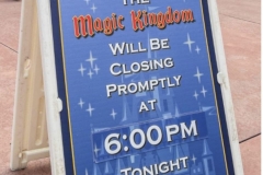 Placa na bilheteria do Magic Kingdom avisando sobre o evento.